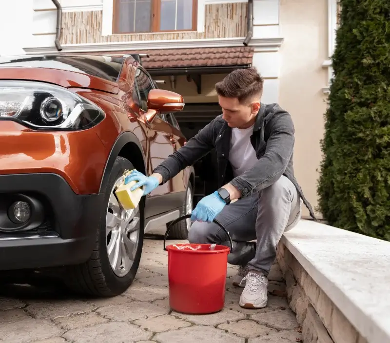 Lavage auto à domicile Saint-Médard-d'Excideuil : professionnel intervenant sur un véhicule